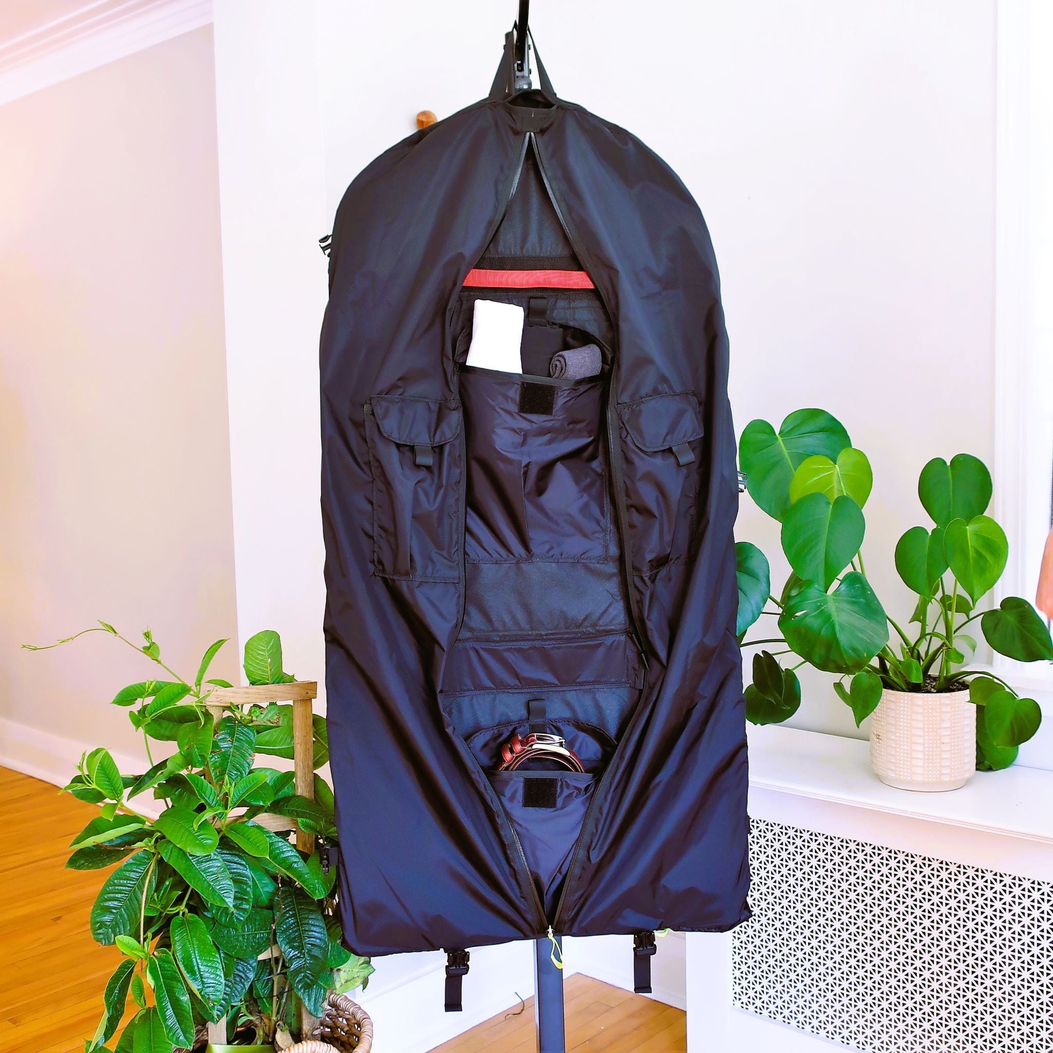 The_Fly_Garment_Bag_Cycle_Commute_Open_1_Bug_Eye_Original.jpg