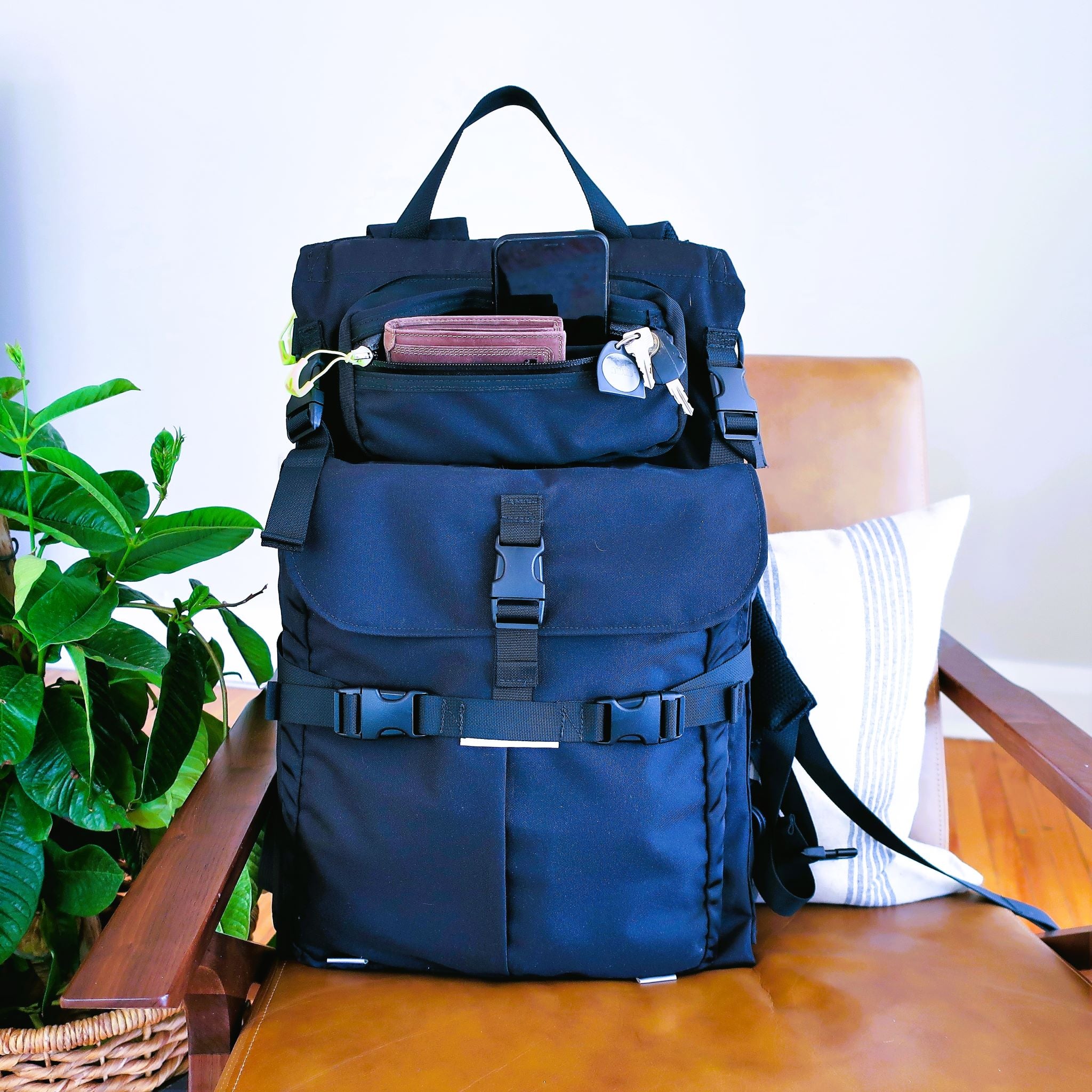 The_Fly_Garment_Bag_Cycle_Commute_front_10b17164-b055-46cf-b2c8-4a65c033496d.jpg